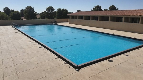 Quels sont les avantages d'une couverture de piscine thermique pour réduire l'évaporation?